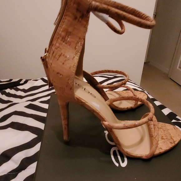Shoe - Picture 2 of 4